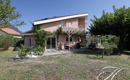House in Lumbin, Auvergne-Rhône-Alpes, France 1