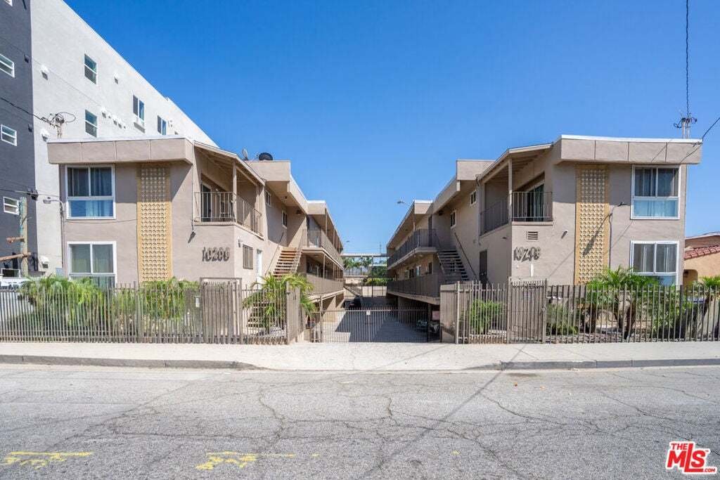 Inglewood, California, United States 1 - 18945743