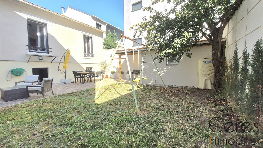 House in Les Lilas, Ile-de-France, France 1 - 18945428