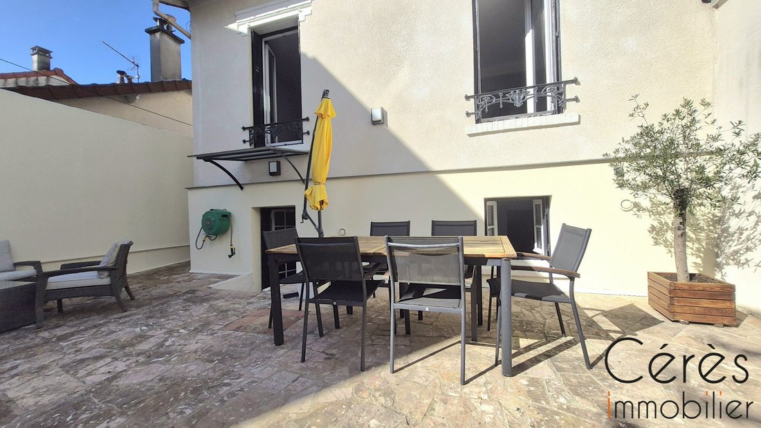 House in Les Lilas, Ile-de-France, France 2 - 18945428
