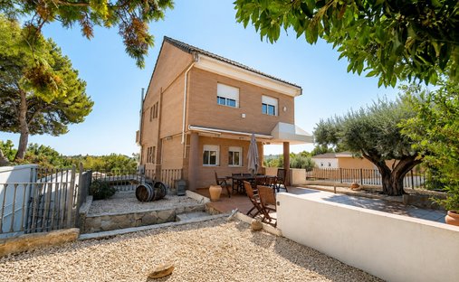 House in Naquera / Naquera, Valencian Community, Spain 1