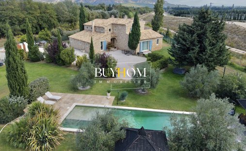 Country House in Cheval-Blanc, Provence-Alpes-Côte d'Azur, France 1