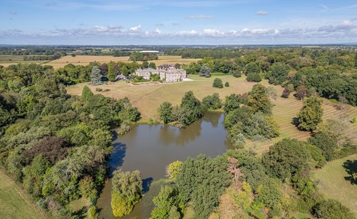 Country House in Rangemore, Tatenhill, England 1