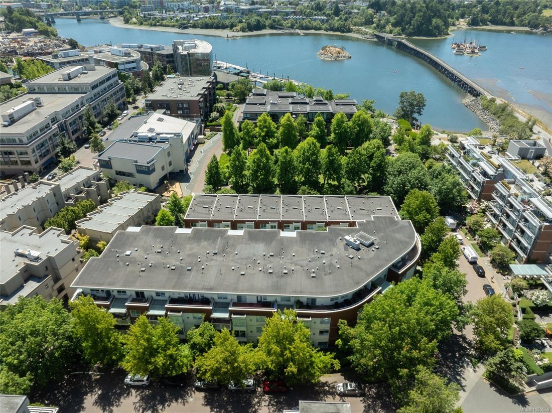 Condo in Victoria, British Columbia, Canada 1 - 18946861