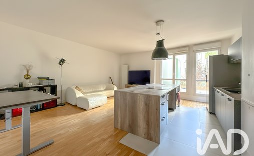 Apartment in Espaces Jeunes, Issy-les-Moulineaux, France 1