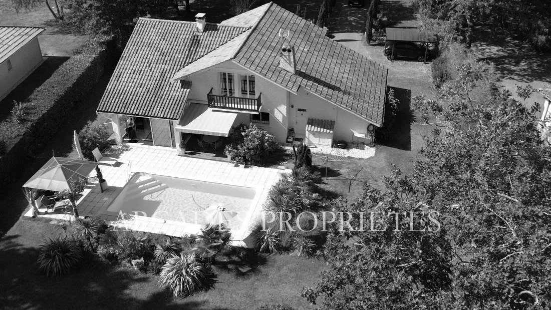 House in Saint-Sulpice-et-Cameyrac, Nouvelle-Aquitaine, France 1 - 17564464