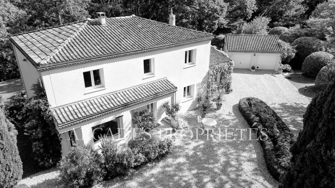 House in Saint-Sulpice-et-Cameyrac, Nouvelle-Aquitaine, France 1 - 18295839