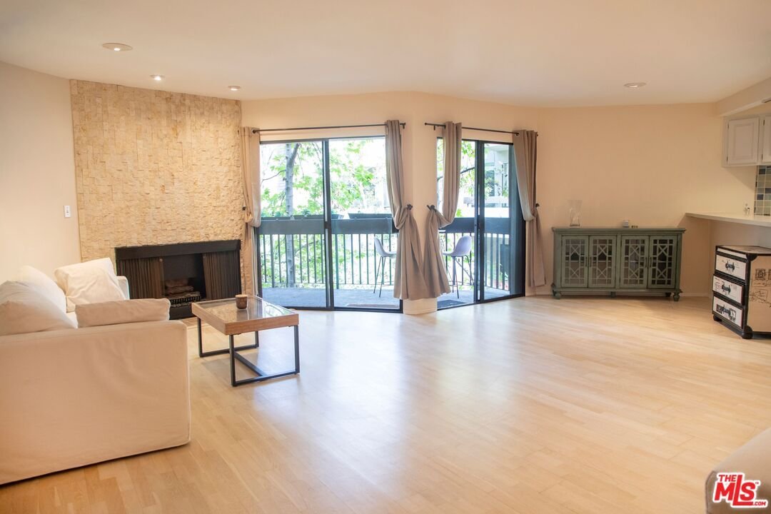Condo in Los Angeles, California, United States 2 - 18947211