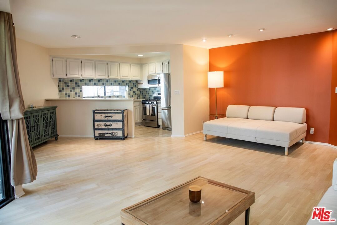 Condo in Los Angeles, California, United States 3 - 18947211