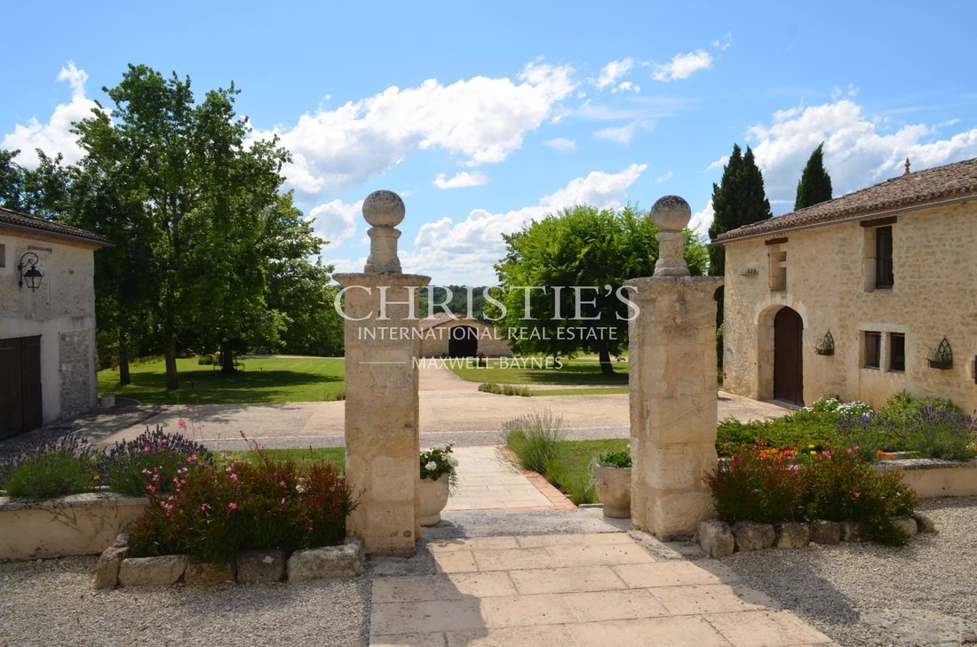 Farm Ranch in Sainte-Foy-la-Grande, Nouvelle-Aquitaine, France 2 - 17444532