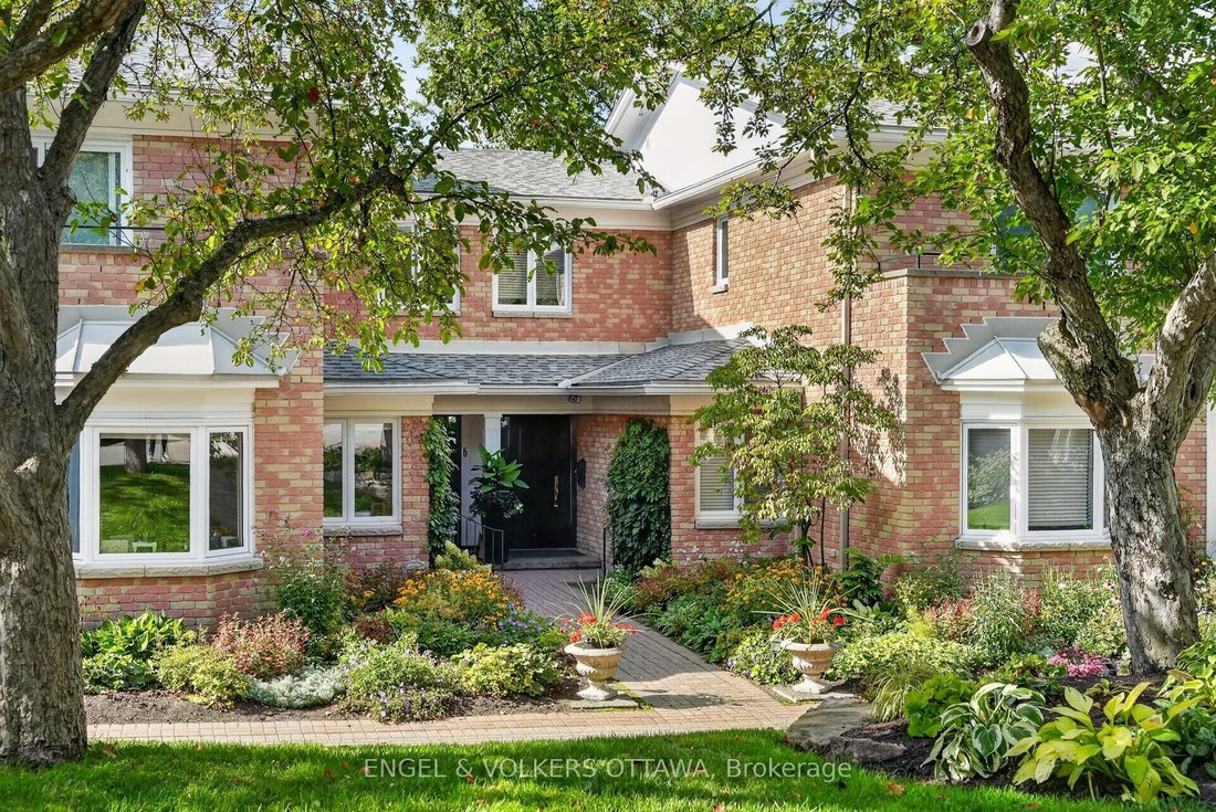 Condo in Ottawa, Ontario, Canada 1 - 18954446