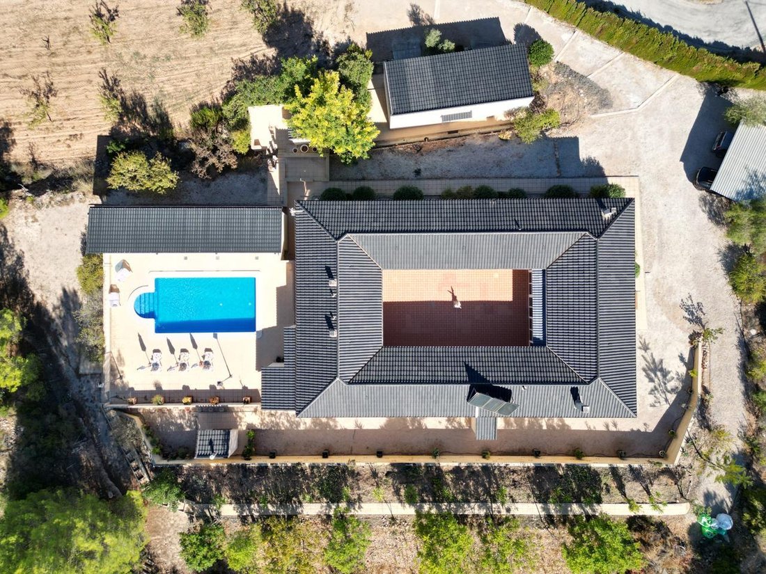 Villa in El Fondo de les Neus, Valencian Community, Spain 1 - 18949360