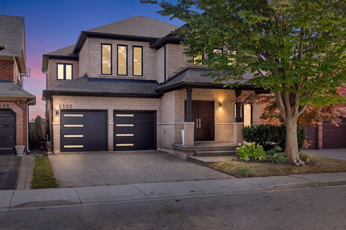 House in Burlington, Ontario, Canada 2 - 18950897