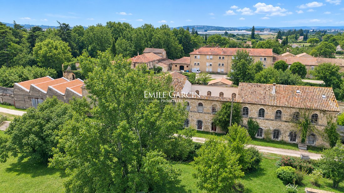 Villa in Est, Entraigues-sur-la-Sorgue, France 1 - 18955079