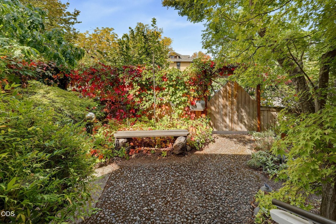 Ashland, Oregon, United States 5 - 18952020