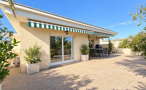 Apartment in Jardins de la Fontaine, Nimes, France 1