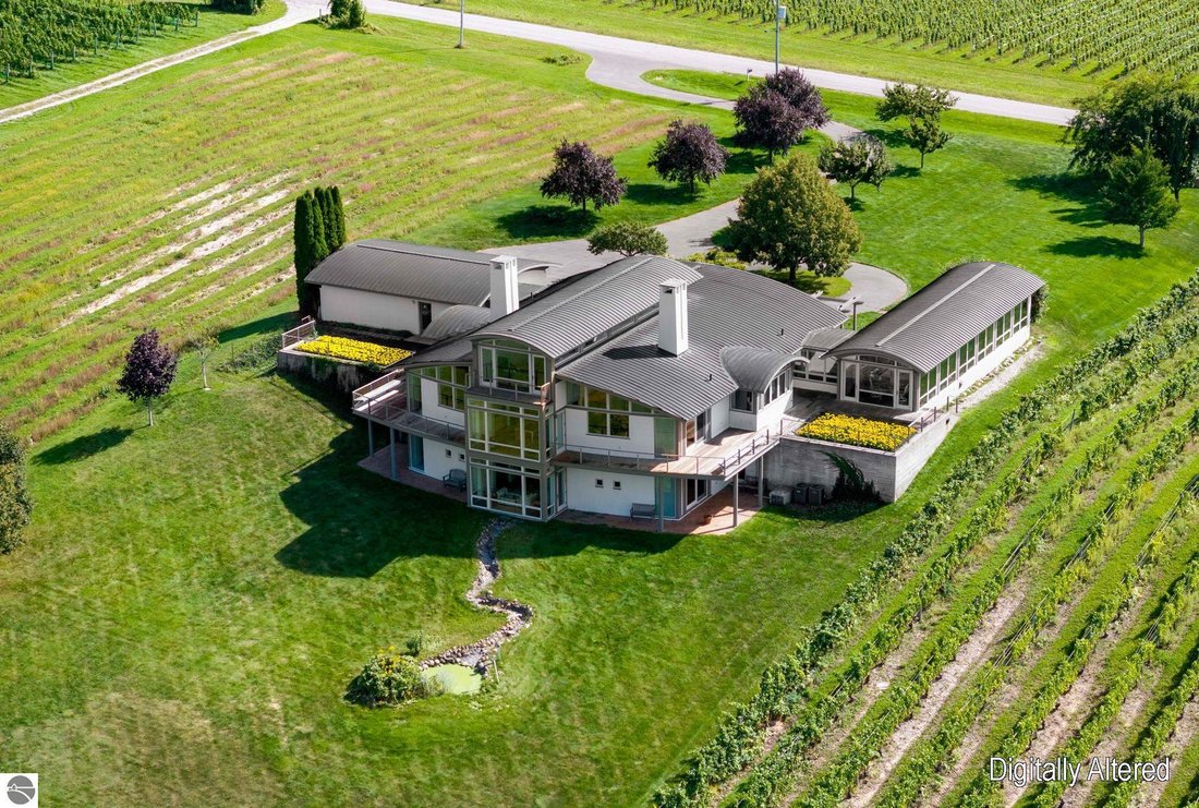 House in Traverse City, Michigan, United States 1 - 15693083