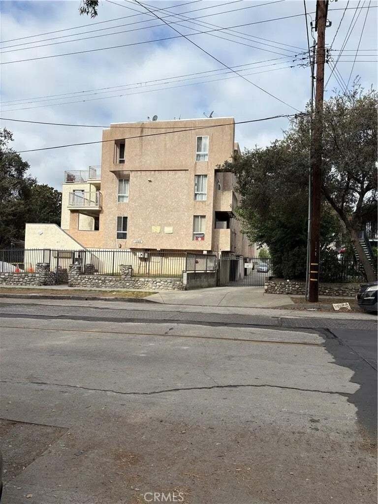 Altadena, California, United States 2 - 18953744