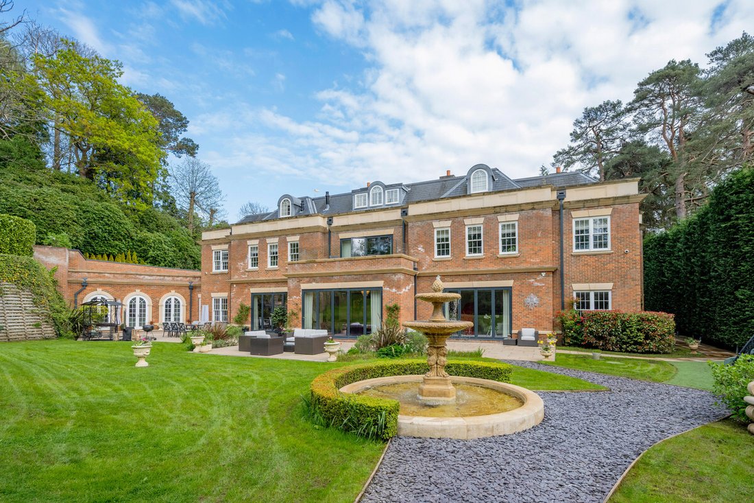 House in Brooklands, Elmbridge, England 1 - 18952912