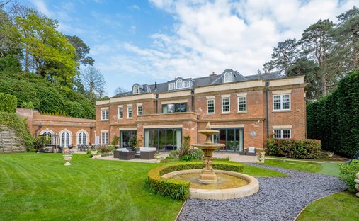 House in Brooklands, Elmbridge, England 1
