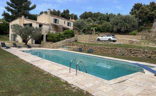Estate in La Cadiere-d'Azur, Provence-Alpes-Côte d'Azur, France 1