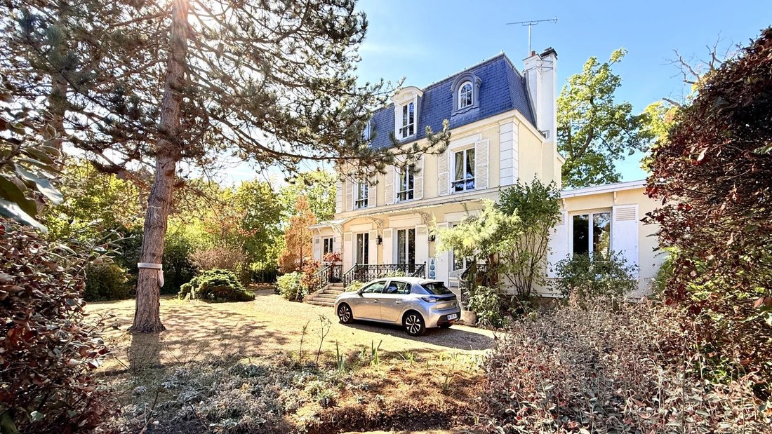 House in Le Vésinet, Ile-de-France, France 1 - 18949401