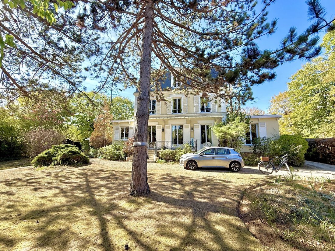 House in Le Vésinet, Ile-de-France, France 2 - 18949401