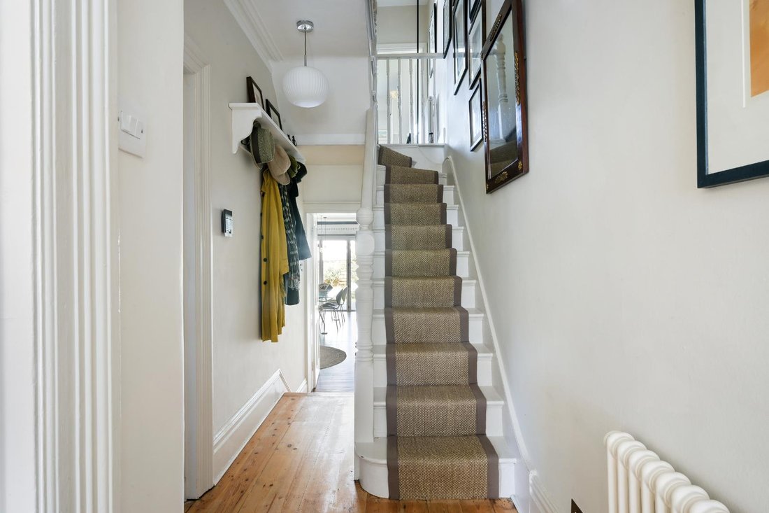 House in Ewell, Epsom and Ewell, England 4 - 18948623