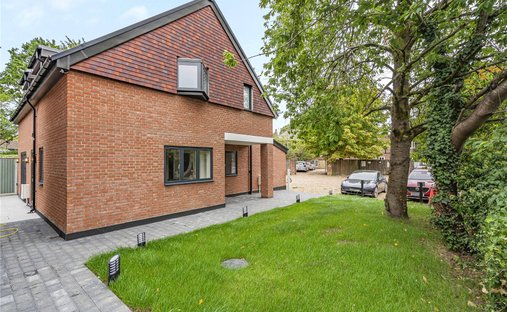 House in Almshouse Common, Beacon Hill, England 1