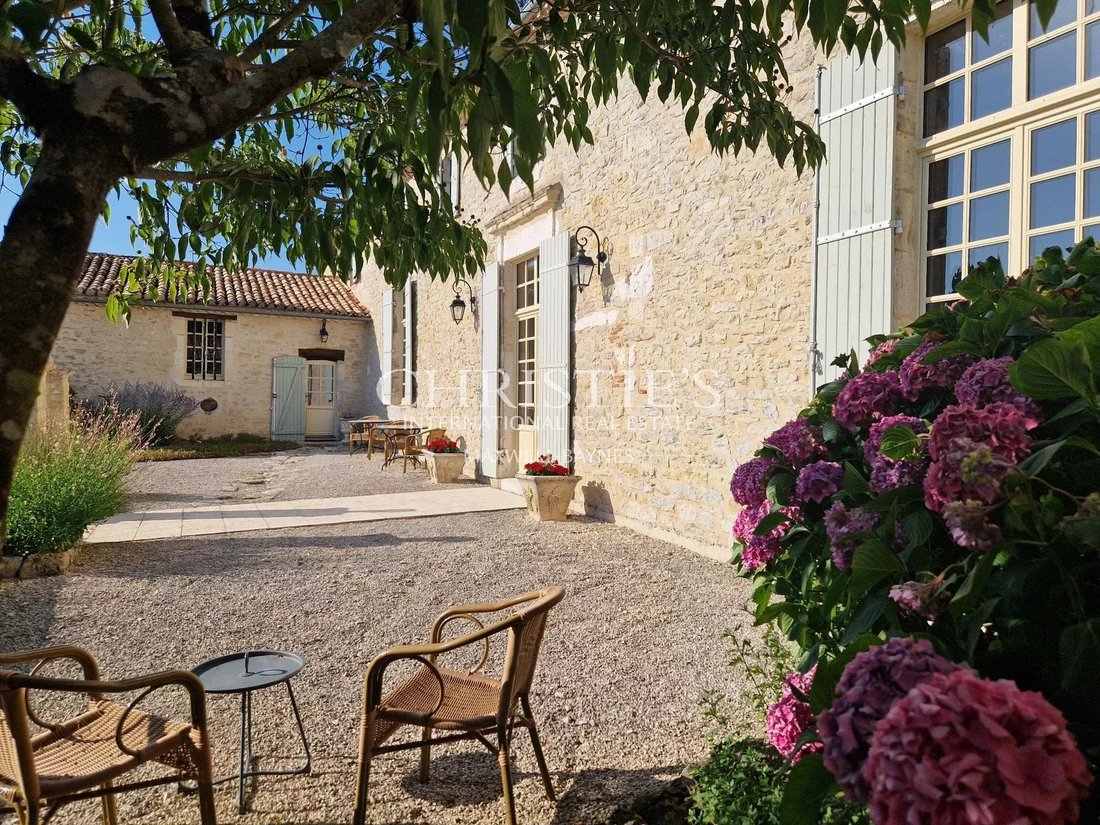 Farm Ranch in Sainte-Foy-la-Grande, Nouvelle-Aquitaine, France 4 - 17444532