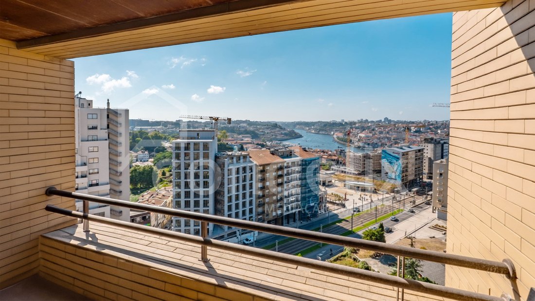 Apartment in Mafamude e Vilar do Paraiso, Porto District, Portugal 1 - 18954967