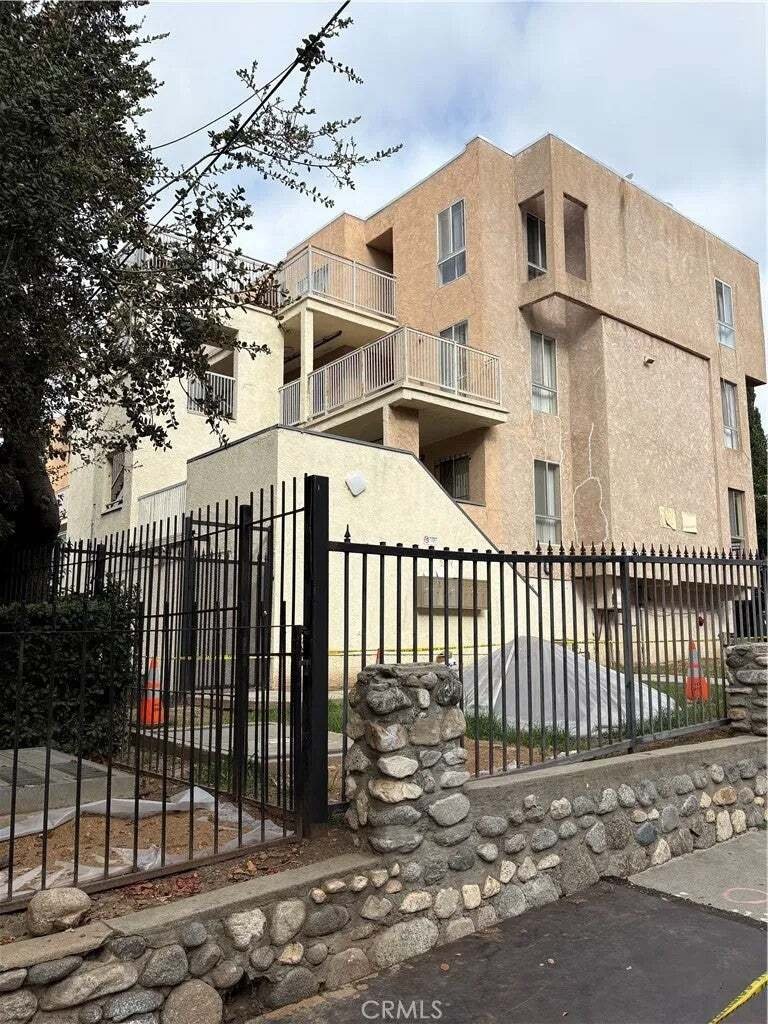 Altadena, California, United States 1 - 18953744