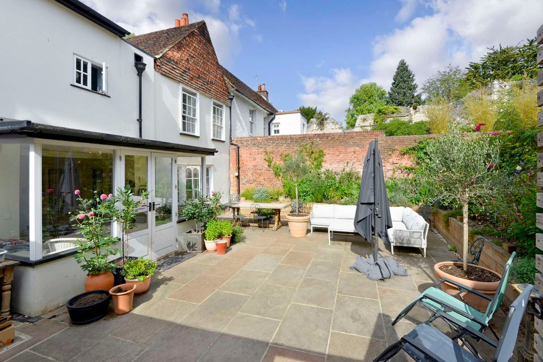 House in Guildford, England 3 - 18952253