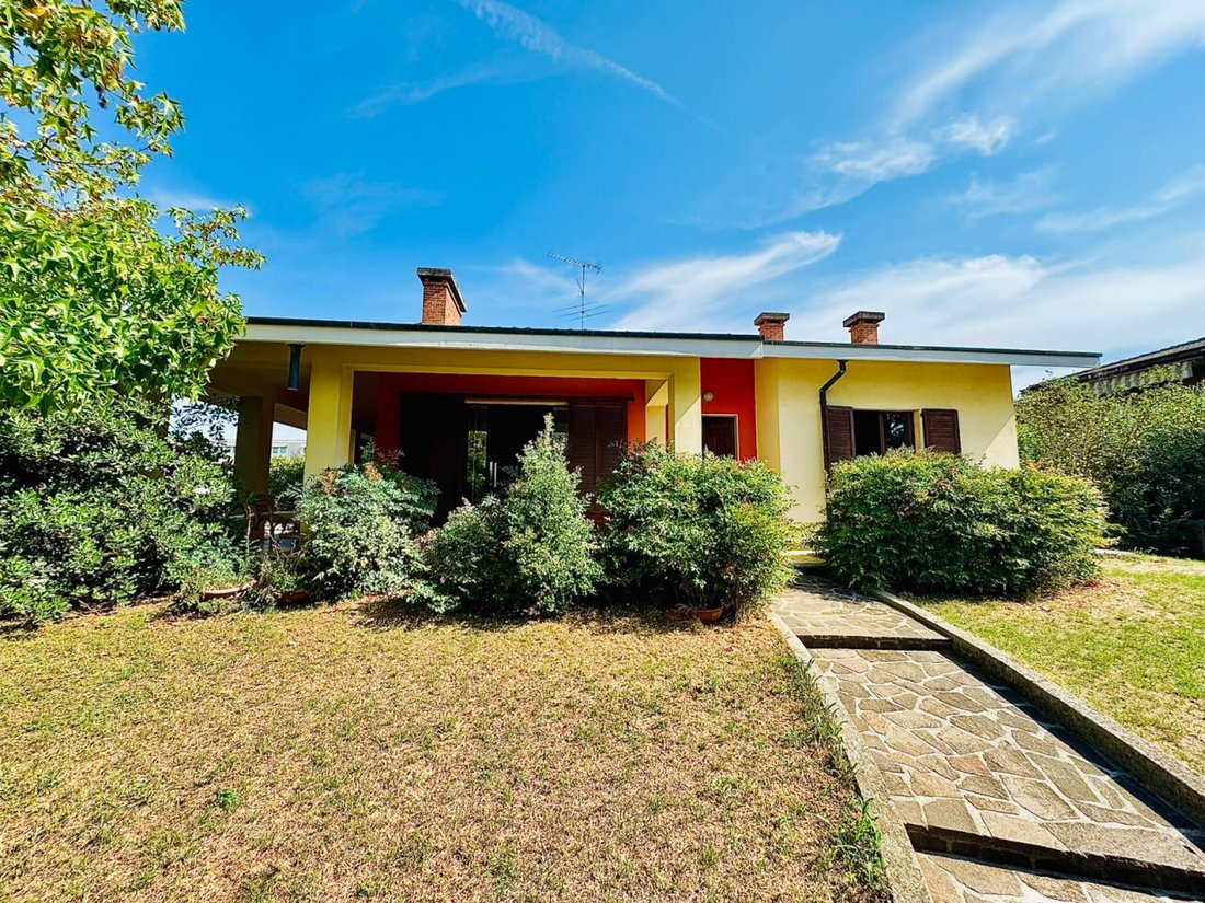 Villa in Castiglione delle Stiviere, Lombardy, Italy 3 - 18955056
