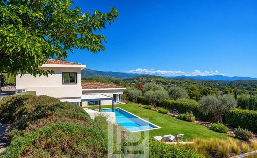 House in Nord, Roquefort-les-Pins, France 1