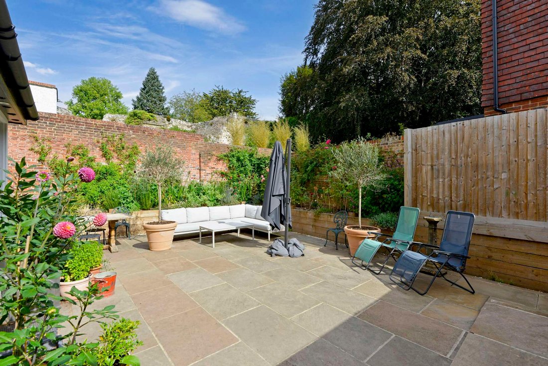 House in Guildford, England 4 - 18952253