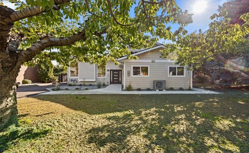House in Peachland, British Columbia, Canada 1