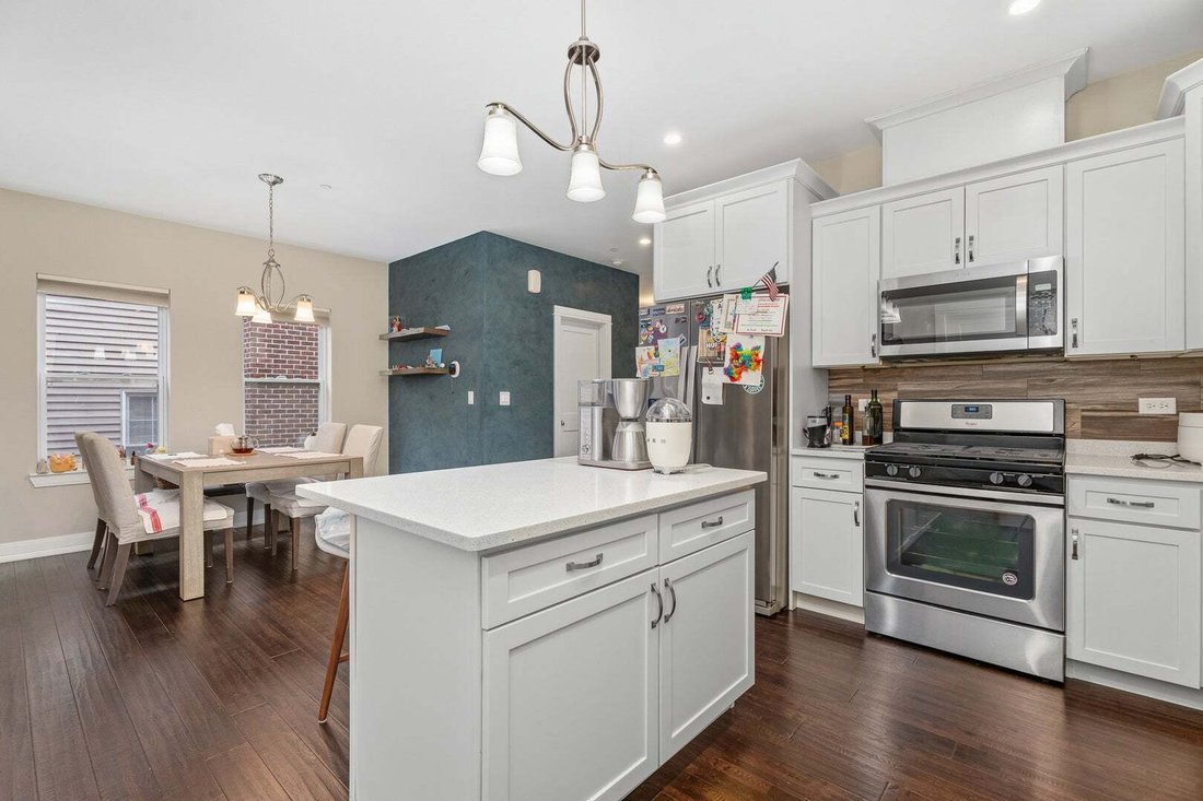 Townhouse in Willowbrook, Illinois, United States 4 - 18953286