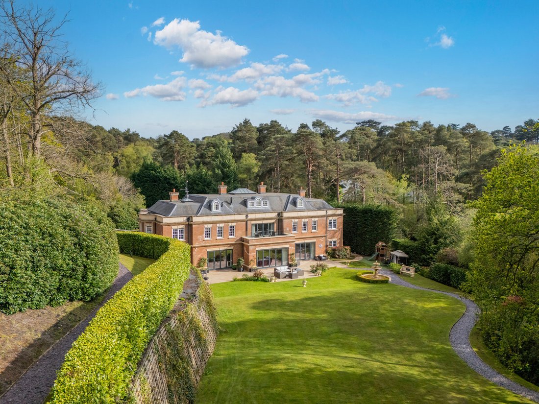 House in Brooklands, Elmbridge, England 1 - 18952912