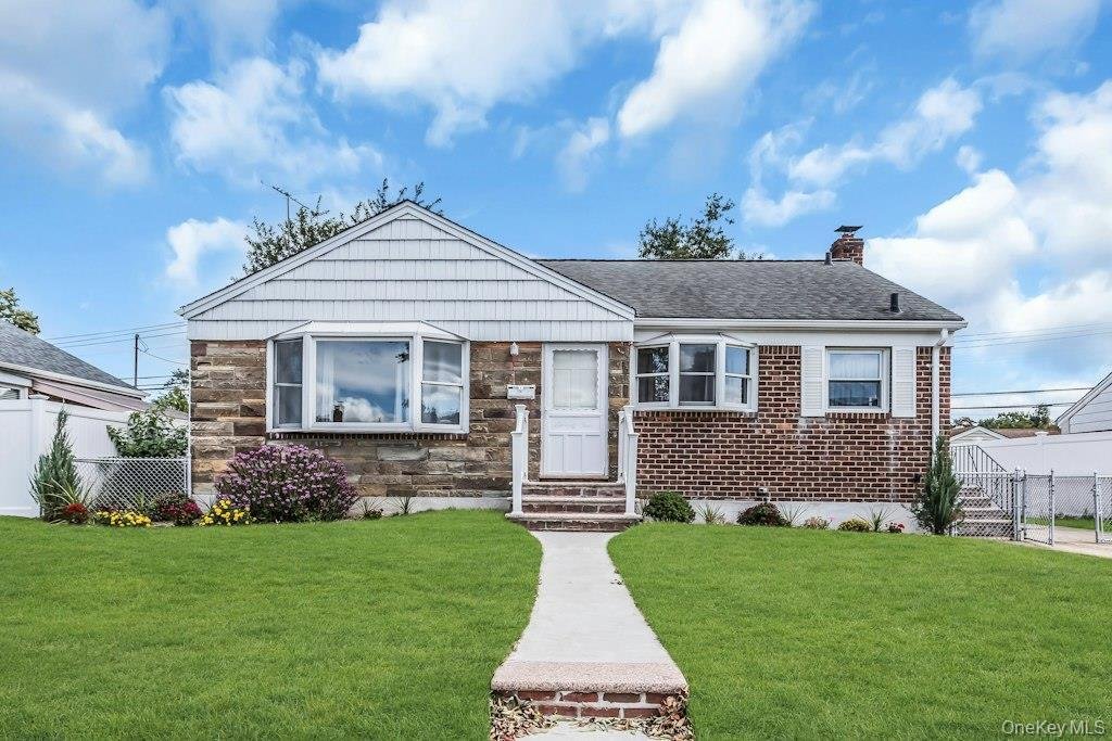 House in East Meadow, New York, United States 1 - 18953504