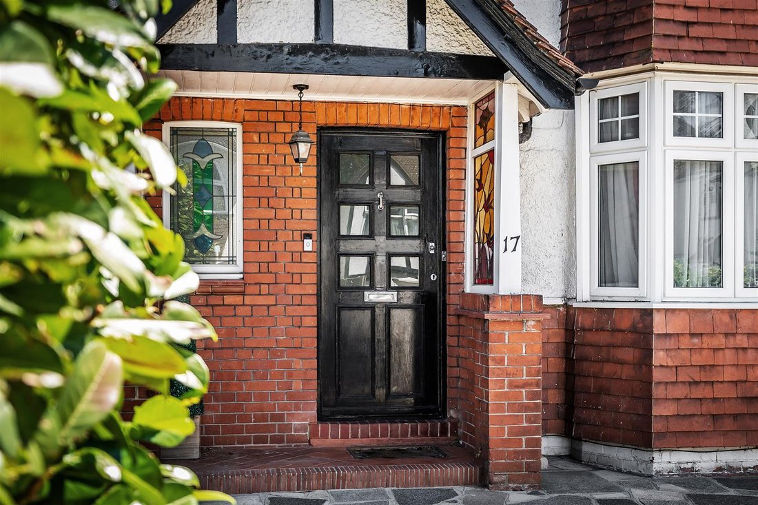 House in London Borough of Sutton, England 4 - 18952358