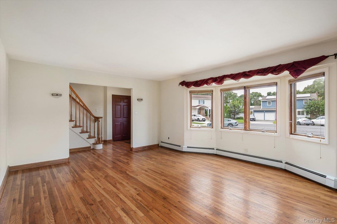 House in North Babylon, New York, United States 5 - 18950358