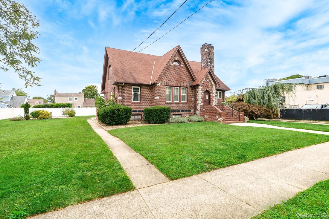 House in Wantagh, New York, United States 3 - 18951056