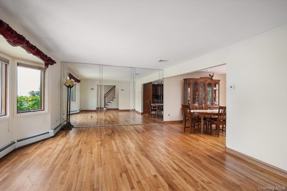 House in North Babylon, New York, United States 4 - 18950358