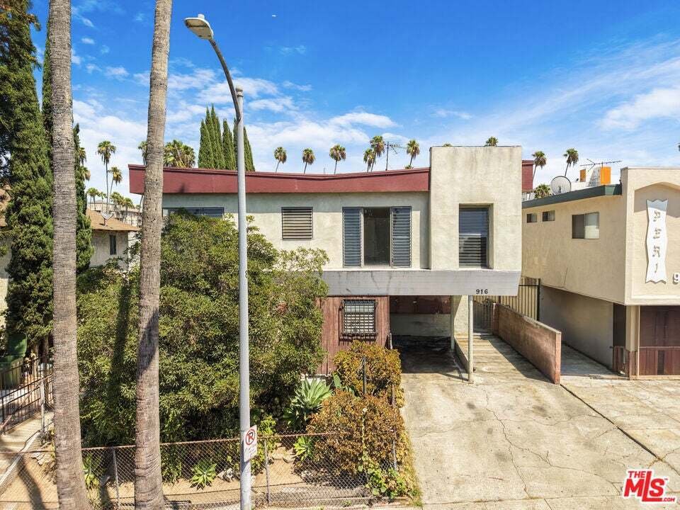Los Angeles, California, United States 5 - 18952197