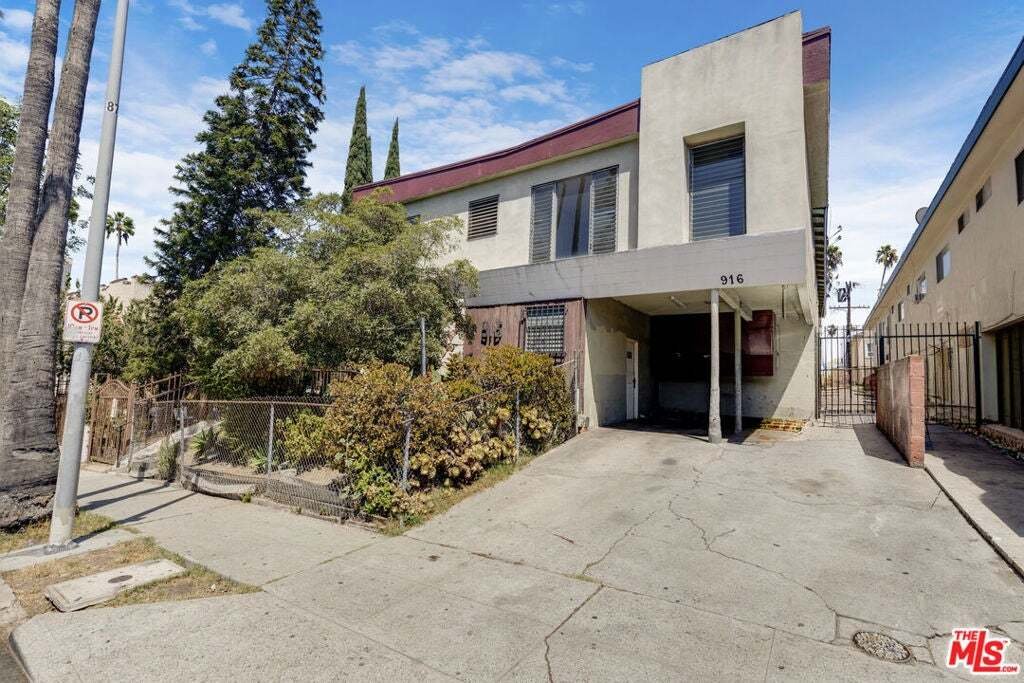 Los Angeles, California, United States 1 - 18952197
