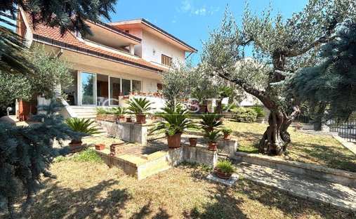 Villa in Ortona, Abruzzo, Italy 1
