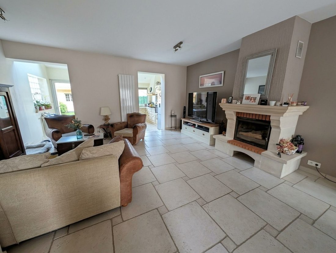 House in Les Clayes-sous-Bois, Ile-de-France, France 3 - 17624565
