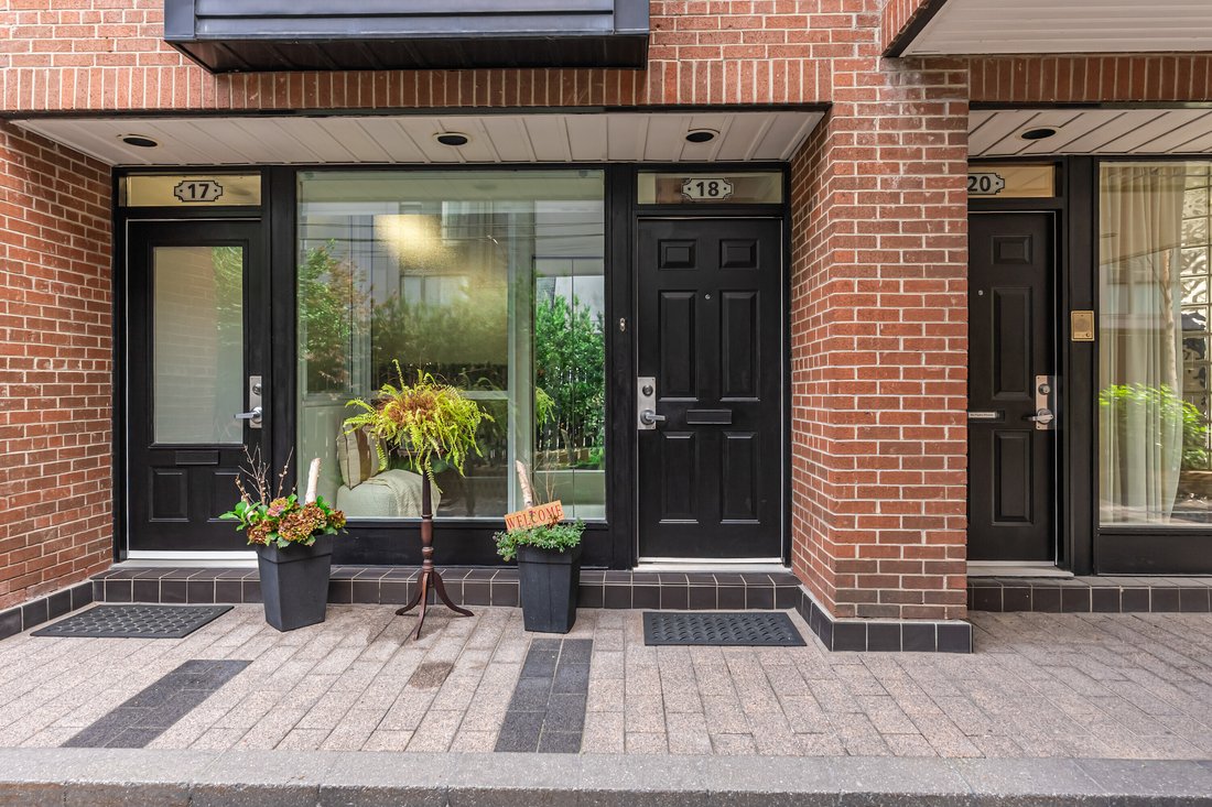 Condo in Toronto, Ontario, Canada 2 - 18957480