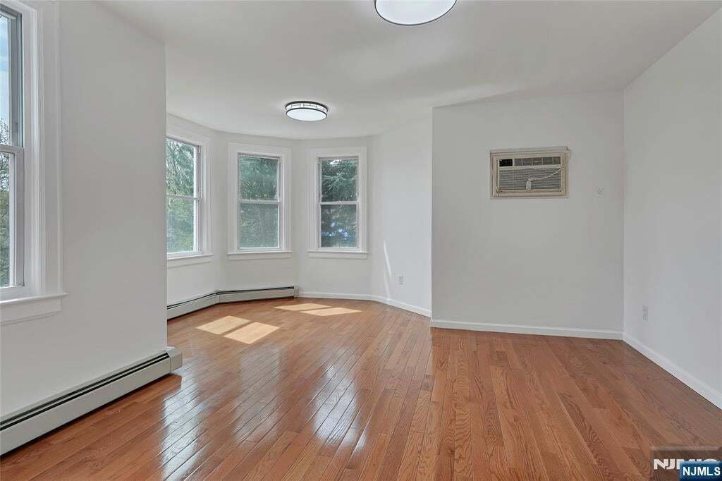House in Cliffside Park, New Jersey, United States 4 - 18955662